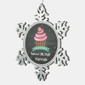 Aangenomen Cupcake - Aangepaste naam Datum Tin Sneeuwvlok Ornament (Rechts)
