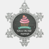 Aangenomen Cupcake - Aangepaste naam Datum Tin Sneeuwvlok Ornament (Voorkant)