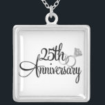 Aangepast 25 Jubileum zilver Ketting<br><div class="desc">Het aangepaste 25e Jubileum ketting heeft de woorden 25e Jubileum en een set zilveren trouwringen. Het perfecte cadeau voor een vrouw van 25 jaar.</div>