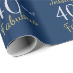 Aangepast 40 en Fabulous Blue 40th Birthday Cadeaupapier<br><div class="desc">Voor de vrouw die veertig is is dit het perfecte ontwerp voor haar. Met de woorden 40 en geweldig en haar voornaam in een goud, zal ze dit toejuichen. Een veertigste verjaardag is een grote reden om een feest te hebben en dit stijlvolle inpakartikel zal je helpen dat in stijl...</div>