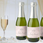 Aangepast 40 fantastisch verjaardagsgoud roos glit sparkling wijnetiket<br><div class="desc">Eenvoudig en elegant wijnlabel voor 40e verjaardag. Een feministisch roos gouden, wazige roze achtergrond, versierd met roos goudnevel, druppeltjes, een druppelaar. Met de tekst: 40 en geweldig. Pas een naam en een datum aan en voeg deze toe. Geboortedatum of -datum van de partij. Grijze tekst. Het woord Fabulous wordt geschreven...</div>