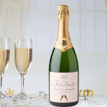 Aangepast 40 geweldige verjaardagsfeestjes roos go sparkling wijnetiket<br><div class="desc">Eenvoudig en elegant 40e verjaardag wijnlabel. Een vrouwelijke rozen gouden, blozend roze achtergrond met twee sprankelende wijnglazen, fluiten als decor. Met de tekst: 40 en fantastisch. Personaliseer en voeg een naam en een datum toe. Geboortedatum of de datum van de partij. Grijze tekst Het woord Fabulous is geschreven met een...</div>