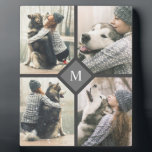 Aangepast 4-fotosjabloon met monogram fotoplaat<br><div class="desc">Show van 4 van uw favoriete foto's met dit plaatje van de douane foto-sjabloon. Het kenmerkt uw gewenst monogram initiaal in het centrum dat door 4 van uw gekozen foto's wordt omringd die u in plaats van de steekproeffoto's laadt die in de ontwerp sjabloon worden getoond. Het is een geweldige...</div>
