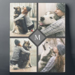 Aangepast 4-fotosjabloon met monogram fotoplaat<br><div class="desc">Show van 4 van uw favoriete foto's met dit plaatje van de douane foto-sjabloon. Het kenmerkt uw gewenst monogram initiaal in het centrum dat door 4 van uw gekozen foto's wordt omringd die u in plaats van de steekproeffoto's laadt die in de ontwerp sjabloon worden getoond. Het is een geweldige...</div>