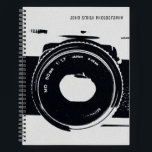 Aangepast,  Afbeelding camera Notitieboek<br><div class="desc">Geef dit notitieboek een persoonlijk tintje met je studienaam,  heb een professioneel uitziend notitieboek dat handig is voor je studio notities. (komt in verschillende maten voor)</div>