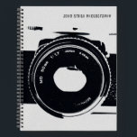Aangepast, Afbeelding camera Notitieboek<br><div class="desc">Geef dit notitieboek een persoonlijk tintje met je studienaam, heb een professioneel uitziend notitieboek dat handig is voor je studio notities. (komt in verschillende maten voor)</div>
