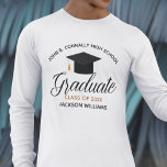 Aangepast Afstuderen 2023 Afstuderen hoes met lang T-shirt<br><div class="desc">Deze trendy douane-senior afstuderen-T-shirt met lange mouwen kenmerkt chic black typografie onder uw middelbare school- of universiteitsnaam voor de klas van 2023. Pas aan met jouw naam en jaar onder het mooie cursieve manuscript dat afstuderen voor een groot modern afstuderen keepname. Herdenkingscadeau met lange mouwen voor t-shirt voor studenten.</div>
