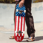 Aangepast Amerikaans vlaggenpatriottisch aangepast Persoonlijk Skateboard<br><div class="desc">Show je Amerikaanse trots of geef een speciaal geschenk met deze Amerikaanse vlag skateboard in een versleten, gerommel ontwerp. Deze Amerikaanse skateboardconstructie met sterren en strepen in rood wit en blauw is perfect voor de vierde dag van juli, Memorial day party , familieruzaties, militair afstuderen of ouderdomsgeschenken en patriottische feestelijkheden....</div>