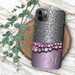 Aangepast  Antiek Faux Silver Swirls Pattern Case-Mate iPhone Case<br><div class="desc">Hedendaagse faux glanzende zilveren wervelpatroon, en snaren van nep glas kralen over een satijn of zijde-uitziende lint. Met ruimte om te personaliseren of aan te passen met een monogram naar keuze. Mooie, moderne en coole hoes voor de trendsnuffelende en kunstminnende hippe trendsetter, kunstzinnige motiefliefhebber die zijn telefoon wil beschermen tegen...</div>