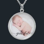 Aangepast, baby foto, "dankbaar" script sterling zilver ketting<br><div class="desc">Plaats een favoriete foto van uw baby binnen deze bediende. Het woord "dankbaar"in een elegant manuscript wordt geplaatst bij de bodem om u aan dit speciale woord en geliefde kind te herinneren. Een geweldig cadeau.</div>