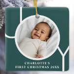 Aangepast babymeisje's eerste kerstfoto groen keramisch ornament<br><div class="desc">Dit stijlvolle Ornament voor de eerste kerstfoto van Baby Girl is versierd met het woord JOY op een donkergroene achtergrond. Gemakkelijk aanpasbaar met uw foto,  naam,  en jaar.</div>