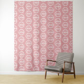 Aangepast bedrijfslogo achtergrond roze wandkleed (In situ)