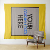 Aangepast bedrijfslogo geel achtergrondmateriaal wandkleed (In Situ (horizontaal))