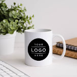 Aangepast bedrijfsmerk met Logo Koffiemok<br><div class="desc">De aangepaste mok voor gebrande koffie met twee merken biedt uw professionele zakelijke logo die op maat kan worden gemaakt. Voeg eenvoudig uw bedrijfslogo aan de zwarte ronde placeholder ruimte van het afbeelding toe.</div>
