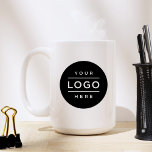 Aangepast bedrijfsmerk met Logo Koffiemok<br><div class="desc">De aangepaste mok voor gebrande koffie met twee merken biedt uw professionele zakelijke logo die op maat kan worden gemaakt. Voeg eenvoudig uw bedrijfslogo aan de zwarte ronde placeholder ruimte van het afbeelding toe.</div>