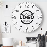 Aangepast bedrijfsmerk voor Logo Ronde Klok<br><div class="desc">Voeg uw douane bedrijfs logo aan creëer toe een unieke muurklok. Maakt een groot promotioneel cadeau voor klanten,  leveranciers,  werknemers of andere speciale mensen. Kies uit verschillende klokvormen en -grootten. Geen minimumhoeveelheid,  geen installatiekosten.</div>