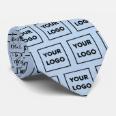 Aangepast bedrijfspatroon op lichtblauw 2 zonder h stropdas (Opgerold)