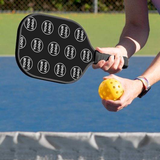 Aangepast bedrijfspatroon op zwart-wit met twee zi pickleball paddle (Insitu)