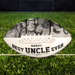 Aangepast BESTE UNCLE OOIT Moderne Cool Photo Coll American Football<br><div class="desc">Perfect voor je coolste oom: een BEST UNCLE EVER football op maat met je 3 favoriete foto's, zijn naam en een aangepaste boodschap van jou, evenals namen en jaar. Hé daar, ooms die van football houden! Score belangrijke punten met onze aangepaste Zazzle football met een Best Uncle Ever fotocollage. Dit...</div>