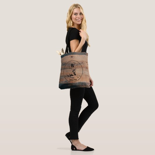 Aangepast bijtend hout, textiel en meer monogram tote bag (Op model)