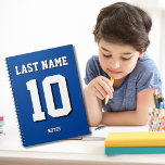 Aangepast blauw achternaam Sports Jersey Number Notitieboek<br><div class="desc">De naam,  het aantal en de dalingsschaduw zijn klantgericht zodat kunt u een sportief uitziend maar nuttig notitieboek uniek maken en aan uw favoriete sportteamkleuren of kamerdecor aanpassen. Blauwe achtergrond.</div>