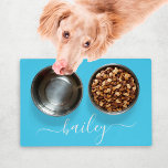 Aangepast blauw, eenvoudige Script Name Dog Food Gelamineerde Placemat<br><div class="desc">Persoonlijk babyblauw script eenvoudige hondenplacemat met de naam van uw huisdier voor de voedsel- en watervoederbakken. Pas het aan door de achtergrond of de doopvontkleuren en de stijl te veranderen.</div>
