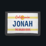 Aangepast bord met Californische licentie-retro-st Drievoud Portemonnee<br><div class="desc">Californië-bord retro-stijl aangepaste drievoudig Wallet cadeau. Maak je eigen portemonnee voor auto's. Koel auto-thema 'Birthday cadeauidee voor hem of haar'. Personaliseer met uw eigen naam of bord aantallen. Rood script typografie sjabloon met gele zonsondergang. Californië. De brieven kunnen uit elkaar worden geplaatst of worden versmald.</div>