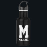 Aangepast cadeautje sportflesje waterfles<br><div class="desc">Gepersonaliseerd monogram cadeau voor sportwater. Zwart-wit Roestvrij staal, metalen kleur. Sporty gift-idee voor coach, spelers, teamgenoten en sportfans. Moderne typografie met aangepaste naam, grappige quote, slogan of monogram. Creëer uw eigen unieke monogrammed drink fles. Geschikt voor mannen, vrouwen en kinderen/kinderen. Cute Birthday party cadeaus voor vader, zoon, kleinzoon, vader, vriend,...</div>