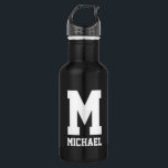 Aangepast cadeautje sportflesje waterfles<br><div class="desc">Gepersonaliseerd monogram cadeau voor sportwater. Zwart-wit Roestvrij staal, metalen kleur. Sporty gift-idee voor coach, spelers, teamgenoten en sportfans. Moderne typografie met aangepaste naam, grappige quote, slogan of monogram. Creëer uw eigen unieke monogrammed drink fles. Geschikt voor mannen, vrouwen en kinderen/kinderen. Cute Birthday party cadeaus voor vader, zoon, kleinzoon, vader, vriend,...</div>