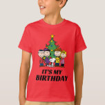 Aangepast Charlie Brown en Friends Winter Birthday T-shirt<br><div class="desc">Viel je verjaardag op met dit superschattige shirt van de verjaardag van de pinda's.</div>