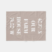 Aangepast coördinaten voor ons Boerderij Huis Fleece Deken (Voorkant (Horizontaal))