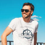 Aangepast cruiseschip Nautical Wheel Vacking T-shirt<br><div class="desc">Chic custom zomervakantie t-shirts voor je strandcruise op de oceaan met een blauw stuurwiel van de marine. Dit nautische ontwerp is ideaal voor t - shirts met een gelijksoortige gezinshereniging om de speciale reis te herdenken. Pas uw achternaam en jaar aan.</div>