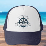 Aangepast cruiseschip Nautical Wheel Vacking Trucker Pet<br><div class="desc">Chic custom zomervakantion pet voor je strandcruise op de oceaan met een blauw bootstuurwiel van de marine. Dit stinkse pet is perfect voor klasachtige familierusie-keepsakes om de speciale reis te herdenken. Pas uw achternaam en jaar aan.</div>