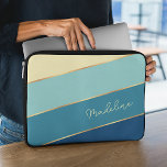 Aangepast donkerblauw Blauwgroen pasteelgeel gestr Laptop Sleeve<br><div class="desc">Houd uw nieuwe elektronische apparaat veilig tegen schurft en krassen met deze stijlvolle, moderne, stijlvolle, ongekende, ongekende, blauwgroen turquoise, geelbruin en pastelgeel gekleurde, tegen ripper gekleurde neopreen laptophoes. Met ruimte om aan te passen met naam, monogram of initialen van uw keuze. Mooie, moderne en koele cover voor trendbarige en kunstliefhebbende...</div>