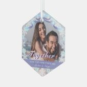 Aangepast eerste gehuwde Kerstmis Licht Paars Blau Glas Ornament (Voorkant links)