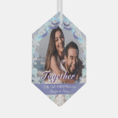 Aangepast eerste gehuwde Kerstmis Licht Paars Blau Glas Ornament (Voorkant Rechts)