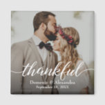 Aangepast elegante foto's Gelukkig scriptweduwscha Magneet<br><div class="desc">Introductie van onze Custom Elegant Photo Thankful Script Wedding Magnet, de perfecte manier om uw bruiloft gasten te voorzien van een onvergetelijke aandenken. Met deze vierkante magneet kunt u het personaliseren met uw eigen foto, namen en trouwdatum, waardoor een uniek en betekenisvol teken van waardering ontstaat. Door je foto op...</div>