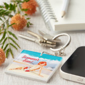 Aangepast,  en retro 1950s strand pin-up girl, sleutelhanger (Voorkant Rechts)