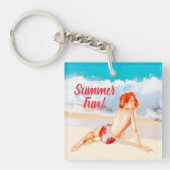 Aangepast,  en retro 1950s strand pin-up girl, sleutelhanger (voorkant)