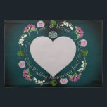 Aangepast evenement Foto Floral Heart Lijst Placemat<br><div class="desc">Een mooie en eenvoudige flora voor haar,  die precies zegt wat je ze wil eren op een fabelachtig gedrukte bordjes? Misschien is mijn originele florelleeuw van de vallei,  fresia,  roos en gemstone-afbeelding met je prachtige foto gewoon het ding!</div>