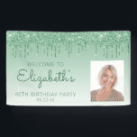 Aangepast foto groen glitter Drip 40th Birthday Ba Spandoek<br><div class="desc">Welkom gasten met deze chic, glamoureuze fotobanner op de 40ste verjaardag, met een dun groene faux glitter drip border en groene ombre background. Vervang gemakkelijk het afbeelding van de steekproef door een foto van de gast van eer. Pas het met haar naam in groen handschrift manuscript, met de verjaardag en...</div>