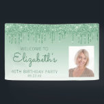 Aangepast foto groen glitter Drip 40th Birthday Ba Spandoek<br><div class="desc">Welkom gasten met deze chic, glamoureuze fotobanner op de 40ste verjaardag, met een dun groene faux glitter drip border en groene ombre background. Vervang gemakkelijk het afbeelding van de steekproef door een foto van de gast van eer. Pas het met haar naam in groen handschrift manuscript, met de verjaardag en...</div>