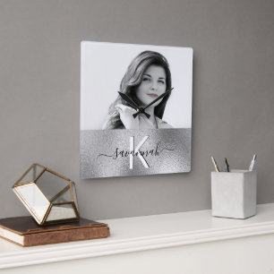 Aangepast foto-monogram zilver naamscript modern vierkante klok