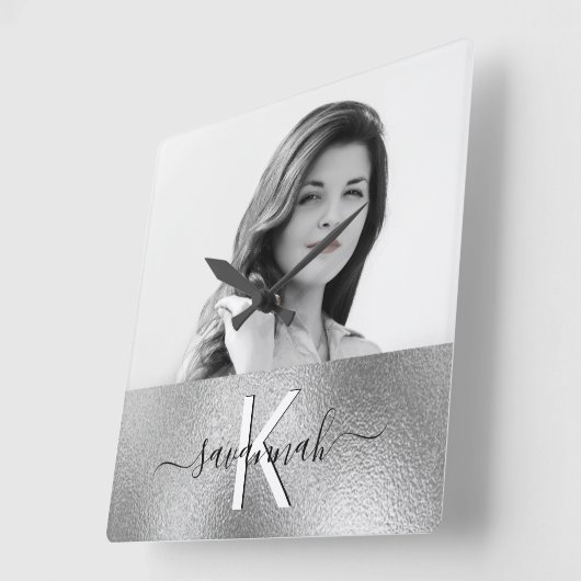Aangepast foto-monogram zilver naamscript modern vierkante klok (Hoek)