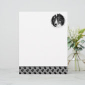 Aangepast foto-sjabloon met zwarte petten op grijs briefhoofd (Staand voorkant)