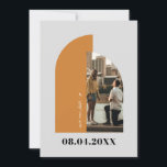 Aangepast foto-Verloving voor moderne Arch Save The Date<br><div class="desc">Prachtige manier om uw verloving aan te kondigen // Kan volledig worden aangepast aan uw behoeften. De kleuren en de doopvonten kunnen worden veranderd om uw thema aan te passen. © Gorjo Design. Gemaakt voor je via het Zazzle platform. // Hulp nodig bij het aanpassen van uw ontwerp? Heb je...</div>