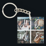 Aangepast fotocollage-calligrafie-hokje sleutelhanger<br><div class="desc">Gepersonaliseerde familie keepsake sleutelhanger met 4 van uw familie foto's gerangschikt in een vierkant raster foto collage en een mooie handgeschreven script spelling HOME. Geweldig cadeau voor mama,  papa,  familie,  vrienden,  ouders en grootouders!</div>