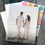 Aangepast fotohuwelijk planner<br><div class="desc">Wedding planner with your favorite foto on the front and the same or a different foto on the back - personalized with your details in chic lettering. Planner includes monthly and weekly layouts, 12 months, 60 pagina's met laminated soft cover front and back covers.</div>