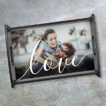 Aangepast fotolegant Love-script Dienblad<br><div class="desc">Personaliseer uw foto met een prachtige witte manuscriptdoopvont van de woordliefde,  die tot een uniek geheugen en een gift aan schat leidt! Ontworpen door: Thisnotme©</div>