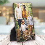 Aangepast fotomodern hartscript voor familie fotoplaat<br><div class="desc">Aangepaste fotoplak met een modern ontwerp van het hartscript dat FAMILIE naast uw namen en jaar leest.</div>